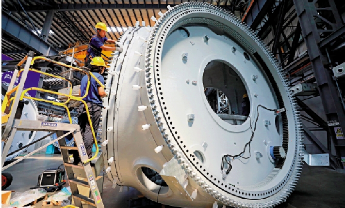 　　圖：在福建三峽海上風電國際產業園，工人在生產18兆瓦半直驅海上風電機組。