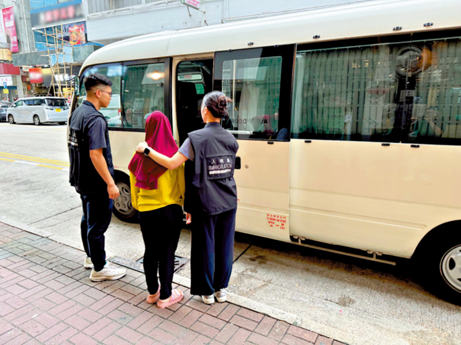 　　圖：懷疑非法勞工在行動中被捕。
