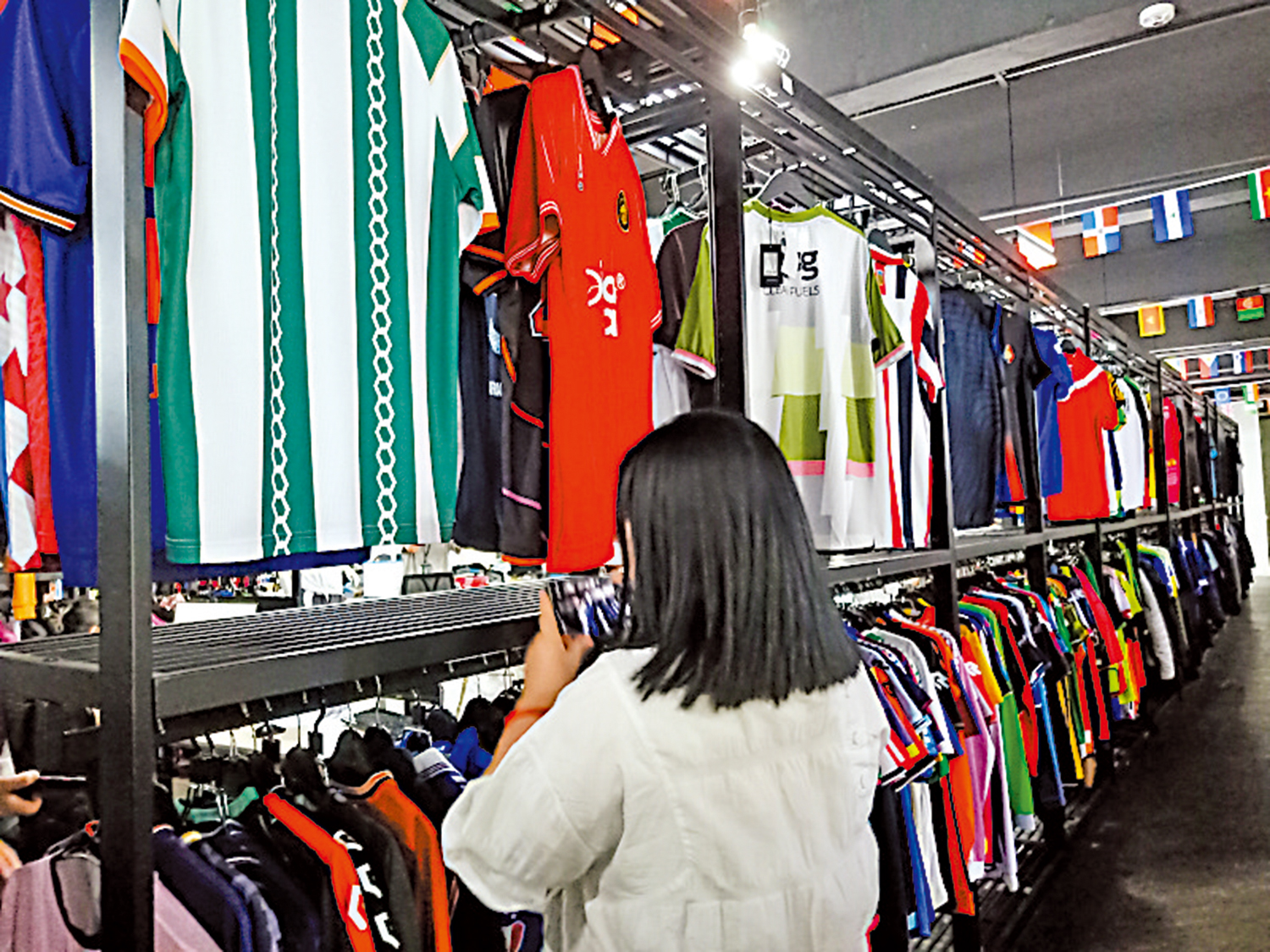 　　圖：廣州希利服飾展示多款出口海外的體育運動服裝。