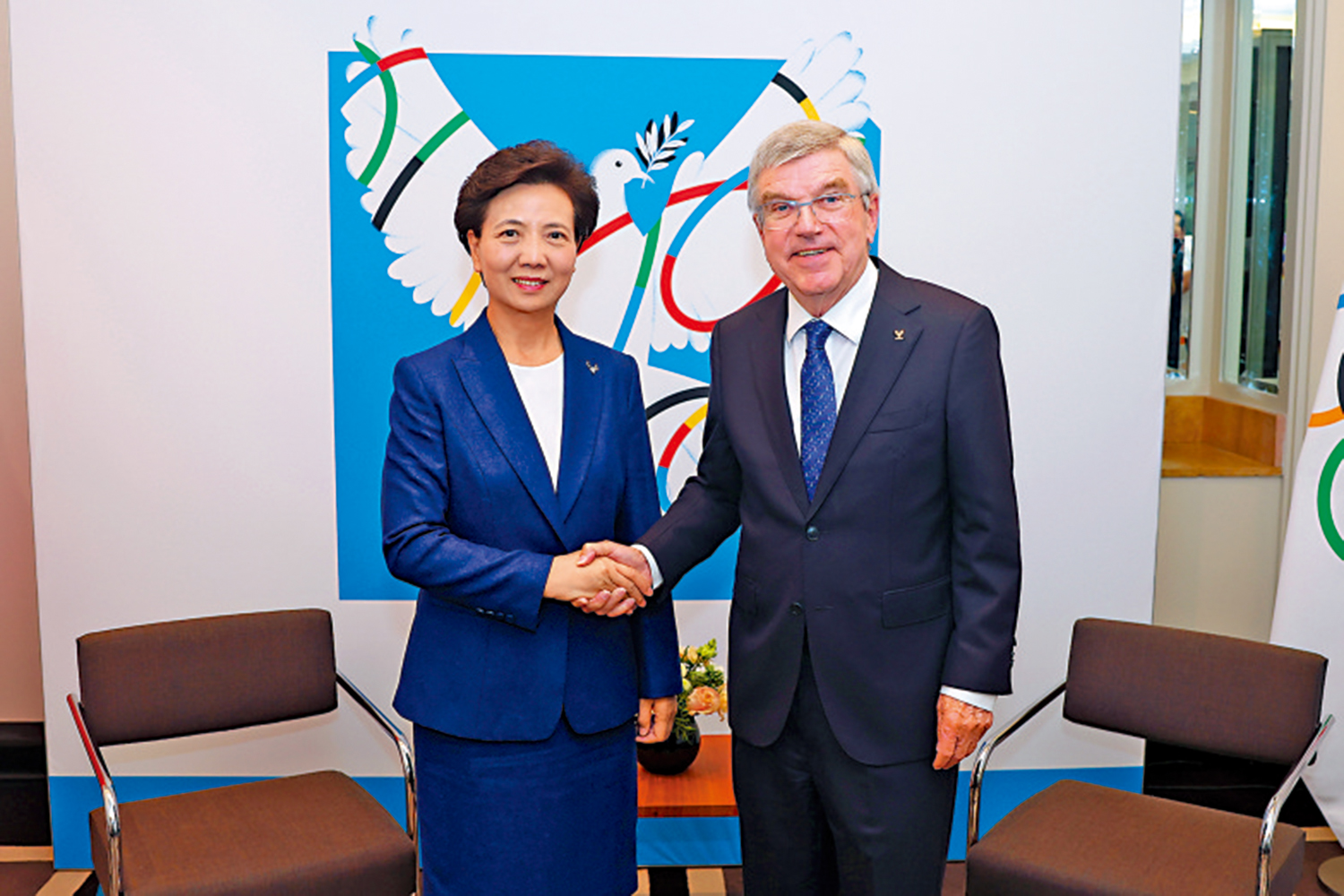 　　圖：當地時間8月11日晚，第33屆夏季奧林匹克運動會在法國巴黎閉幕。習近平主席特別代表、國務委員諶貽琴應邀出席閉幕式。這是8月10日，諶貽琴會見國際奧委會主席巴赫。\新華社