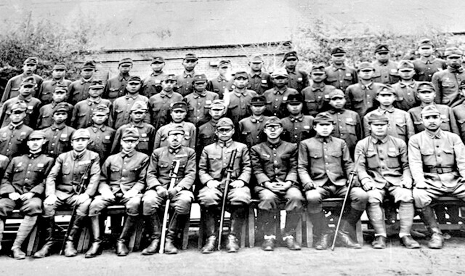 　　圖：清水英男在731部隊「少年隊」的合影。