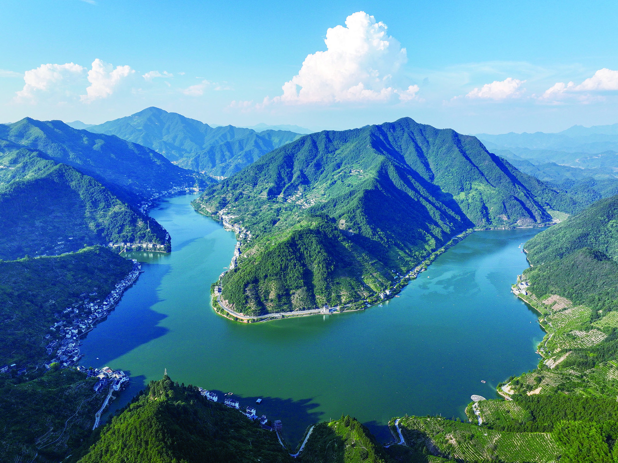 　　圖：發軔於黃山東麓的新安江奔騰婉轉於兩岸山巒後最終匯入錢塘江。