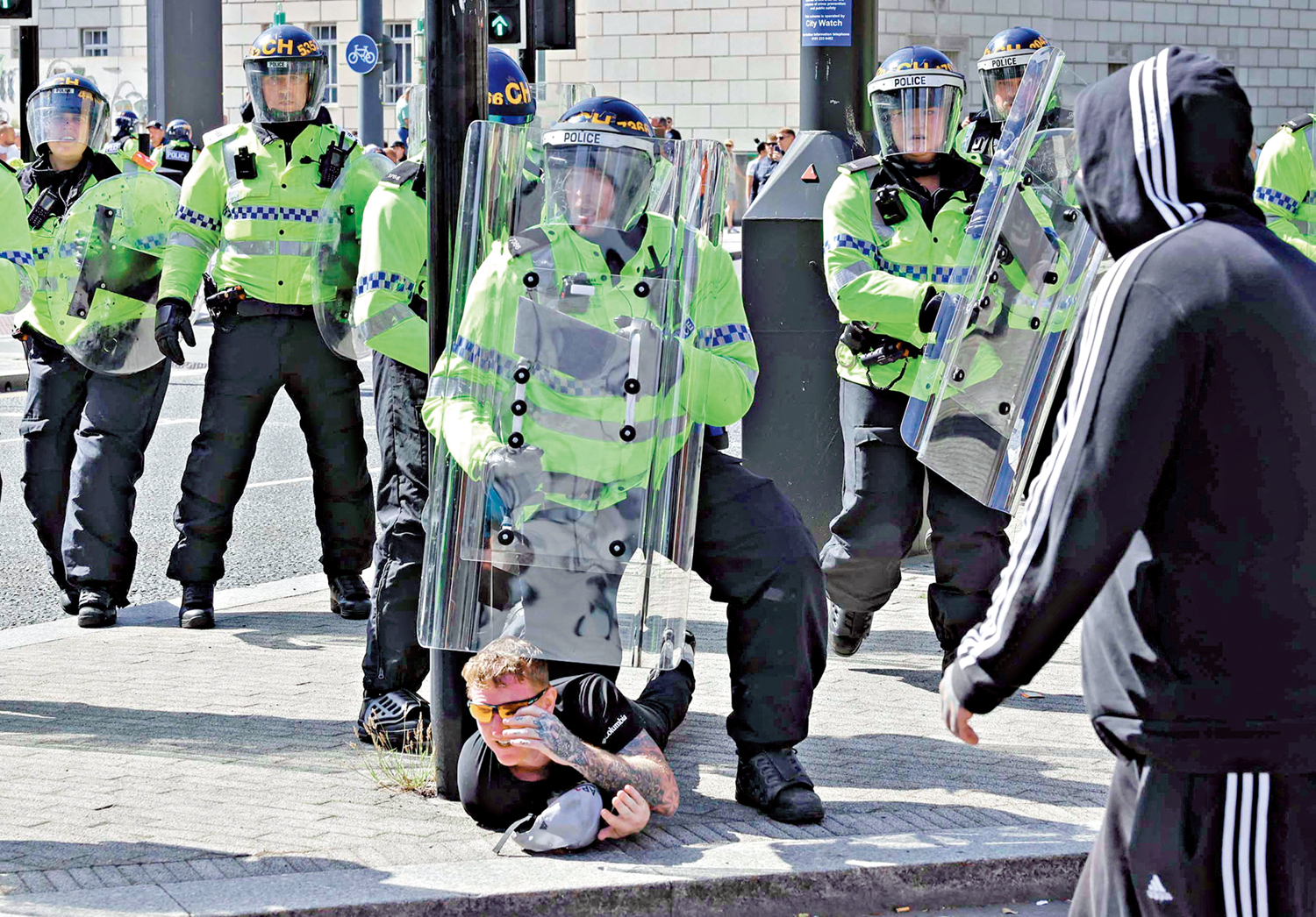 　　圖：英國警方以最快速度逮捕騷亂參與者。\ 路透社