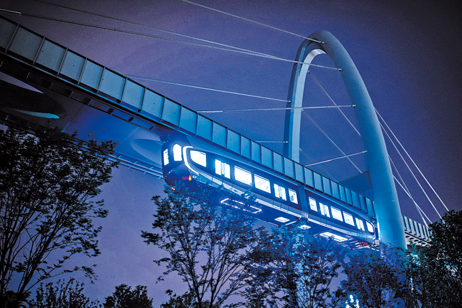 　　圖：武漢「光谷光子號」空軌列車在夜間開行。\新華社