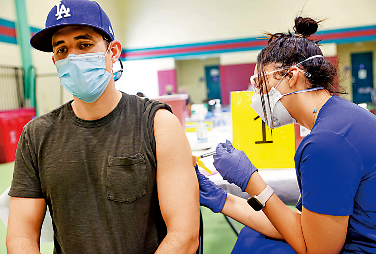 　　圖：2022年，美國加州醫護人員為民眾接種猴痘疫苗。\資料圖片