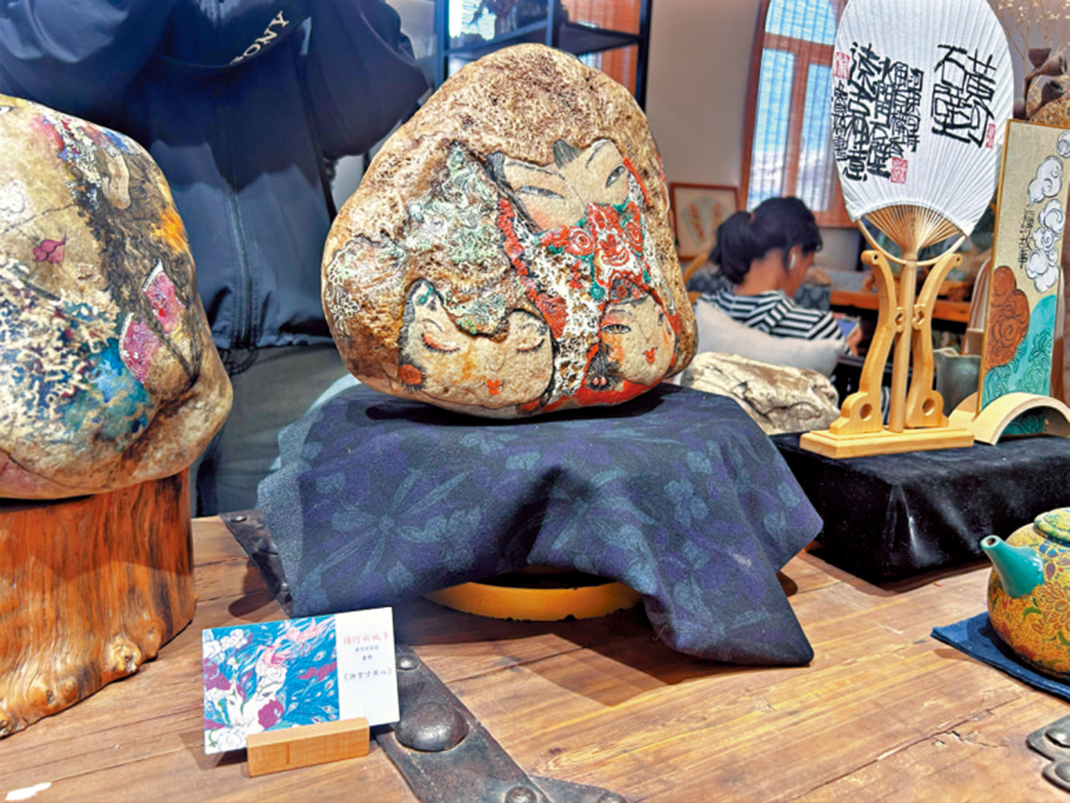 　　圖：黃河石彩繪作品《誰言寸草心》。\大公報實習記者楊知墨攝