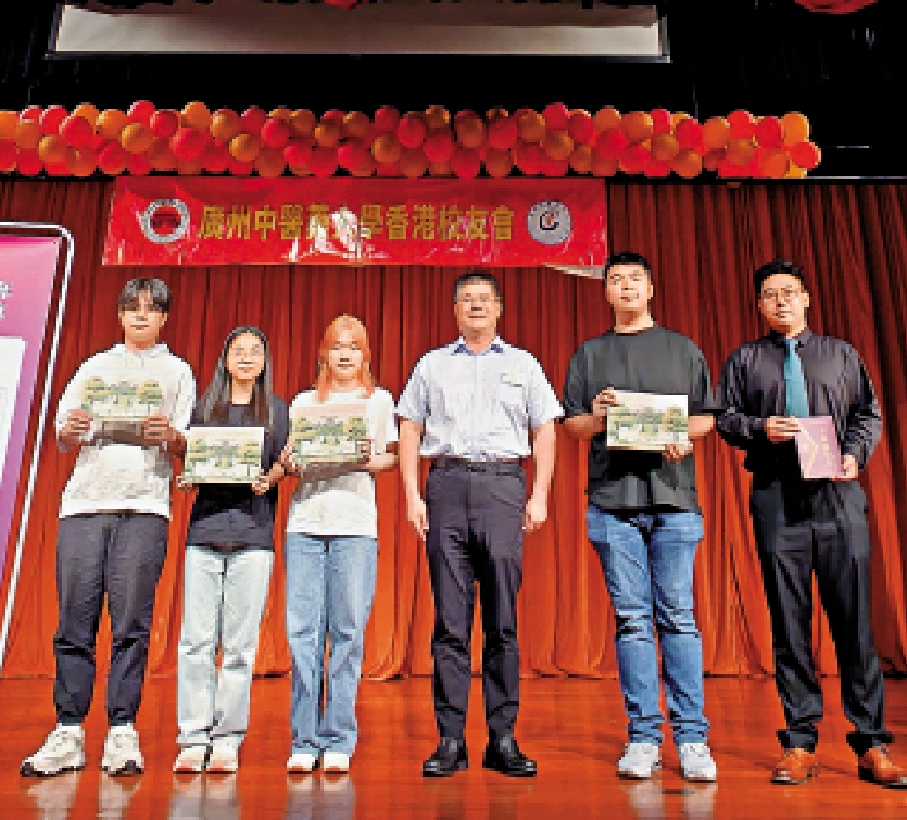 　　圖：廣州中醫藥大學黨委書記陳文鋒把錄取通知書送到香港新生手中。