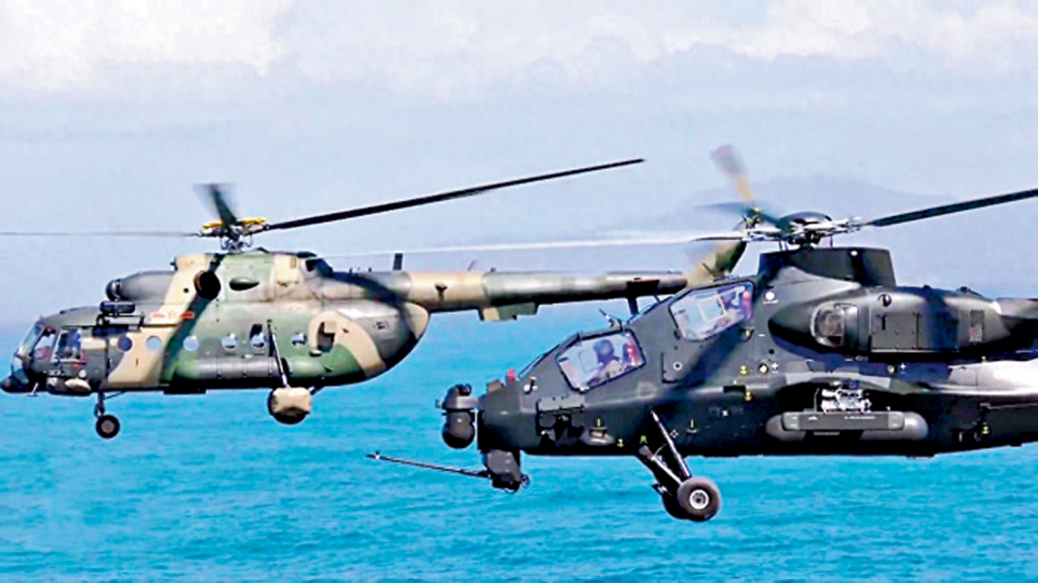 　　圖：日前的央視報道中，一架武直-10（右）掛載了電子干擾吊艙。