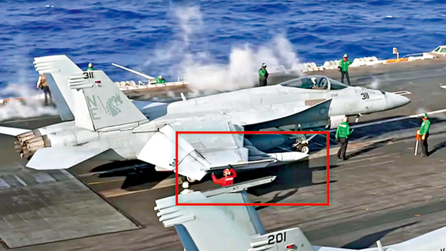 　　圖：美軍F-18E掛載AIM-174B超遠程空空導彈實彈（紅框內）的畫面。