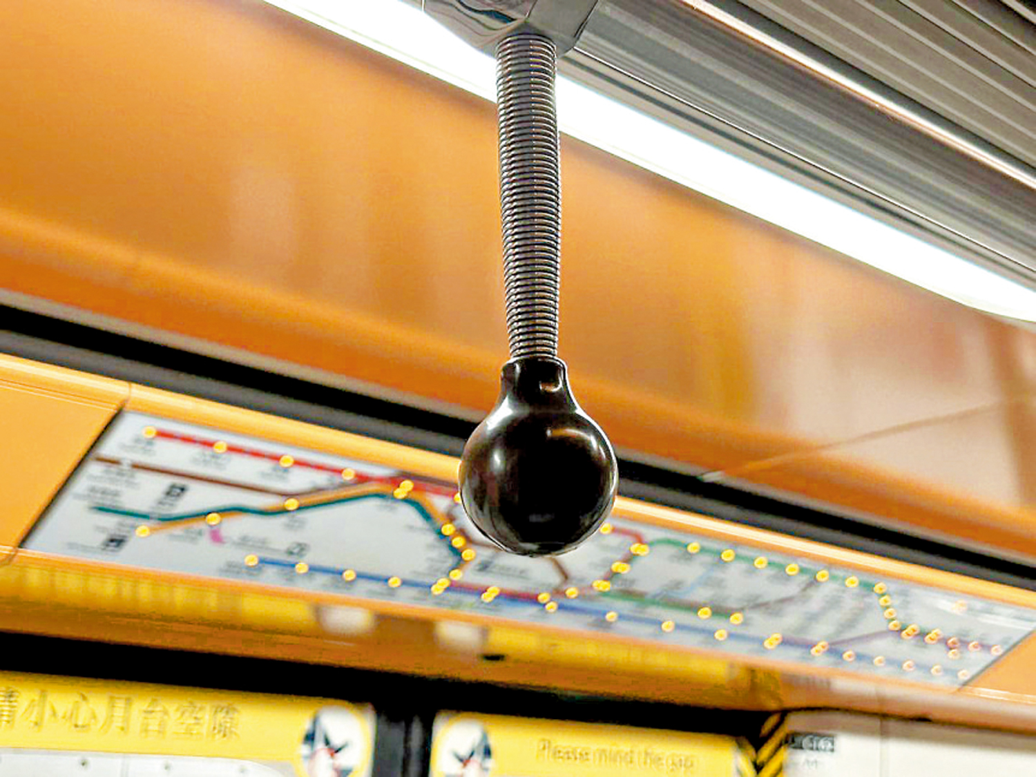 　　圖：港鐵Fb的「波波扶手」貼文，令人無限猜想。