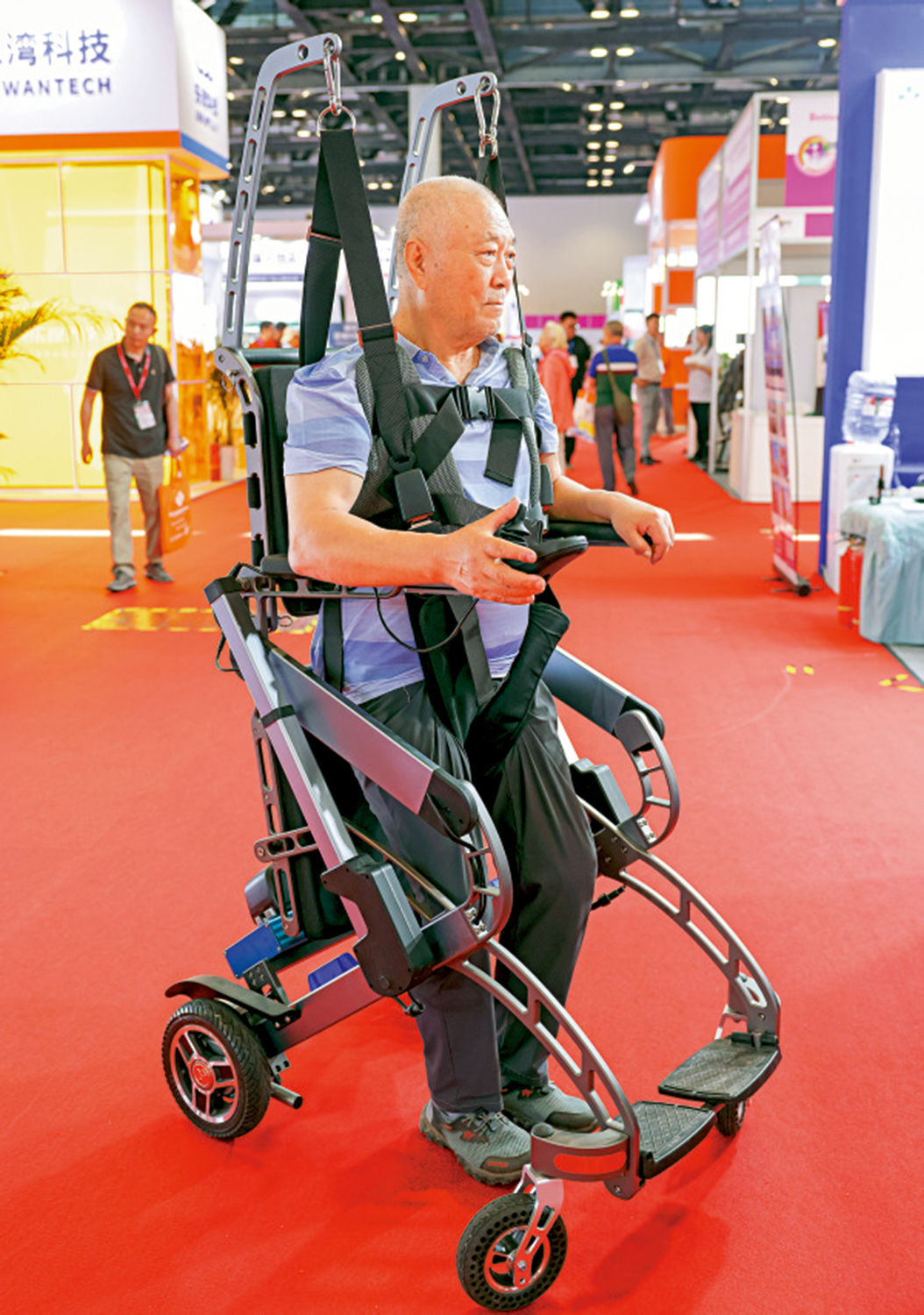 　　圖：藉着科技創新製造協助老人工具，也是體現守護好老百姓一環。