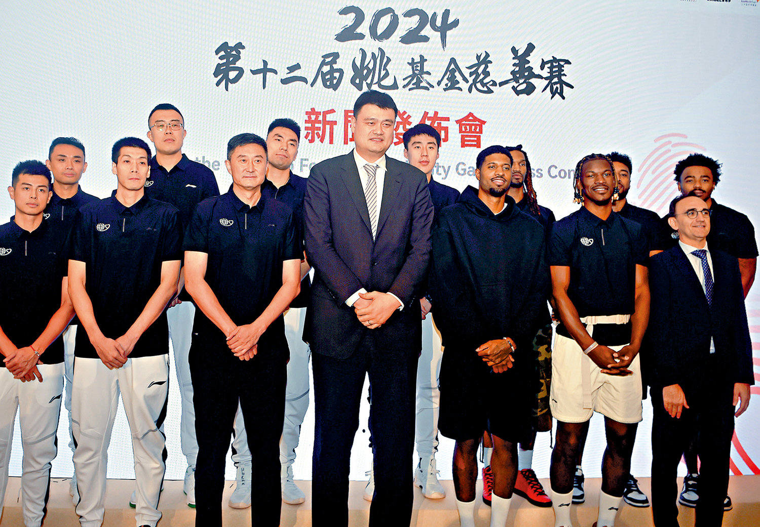 　　圖：姚明（前排左四）在新聞發布會上與球員合影。\新華社