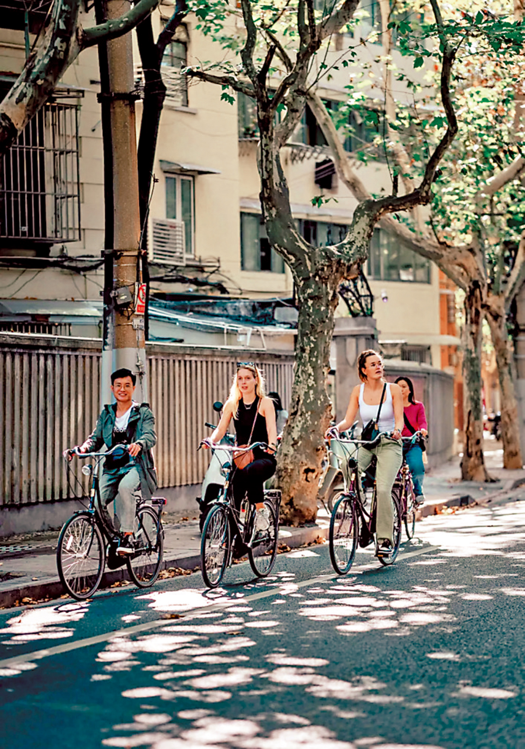 　　圖：導遊劉禮超與city bike隊伍在上海街頭。