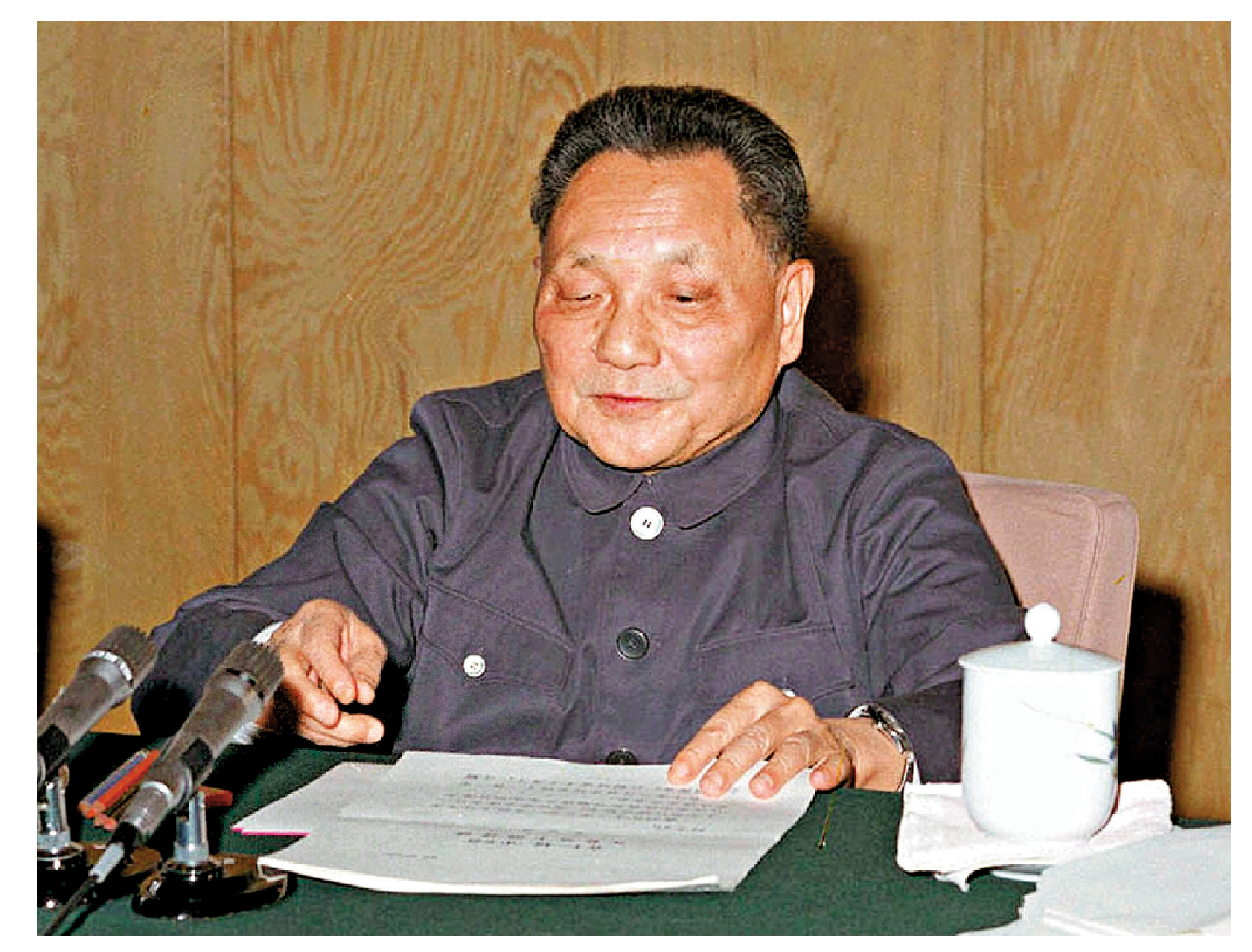 　　圖：1978年12月，黨的十一屆三中全會勝利召開。全會果斷結束「以階級鬥爭為綱」，實現黨和國家工作中心戰略轉移，開啟了改革開放和社會主義現代化建設新時期，實現了新中國成立以來黨的歷史上具有深遠意義的偉大轉折。圖為鄧小平同志在十一屆三中全會上。\新華社資料圖