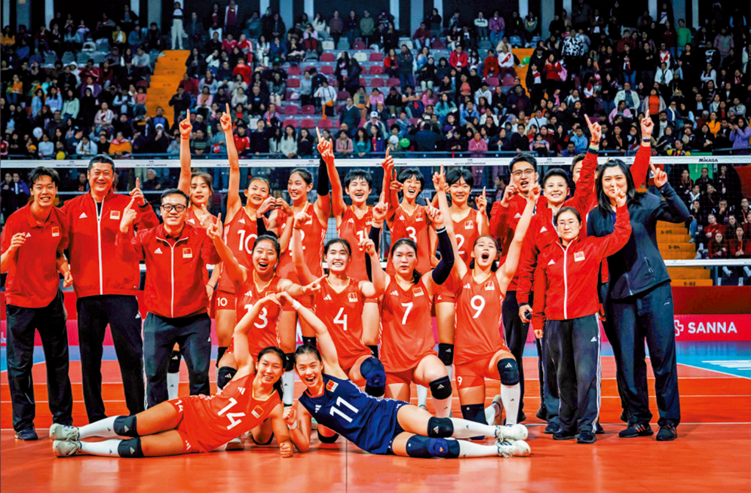 　　圖：U17中國女排職球員賽後慶祝。