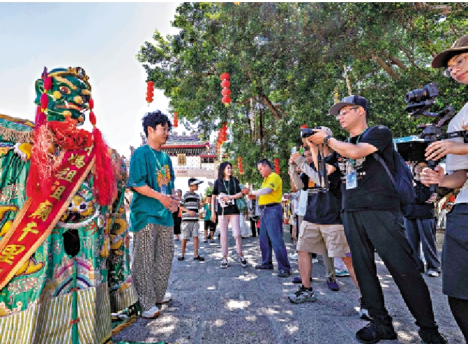 　　圖：「請」出媽祖護法，香港學子體驗穿神偶服飾巡安。\大公報實習記者邱子斌攝