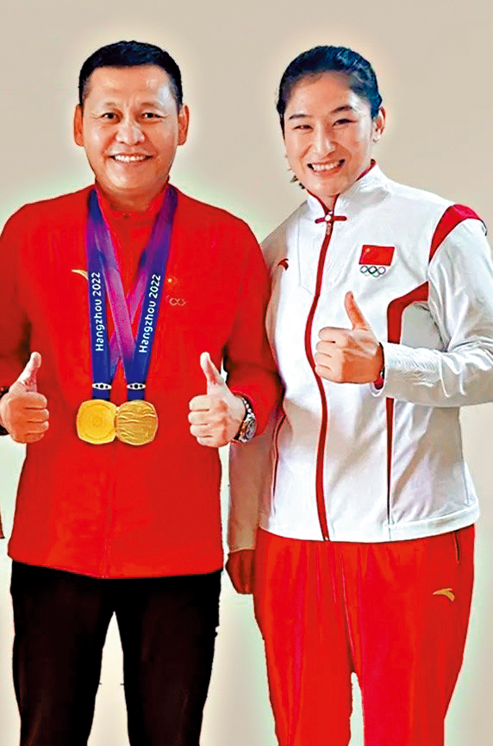 　　圖：李倩（右）一直視教練哈達巴特爾為拳擊生涯的引路人。