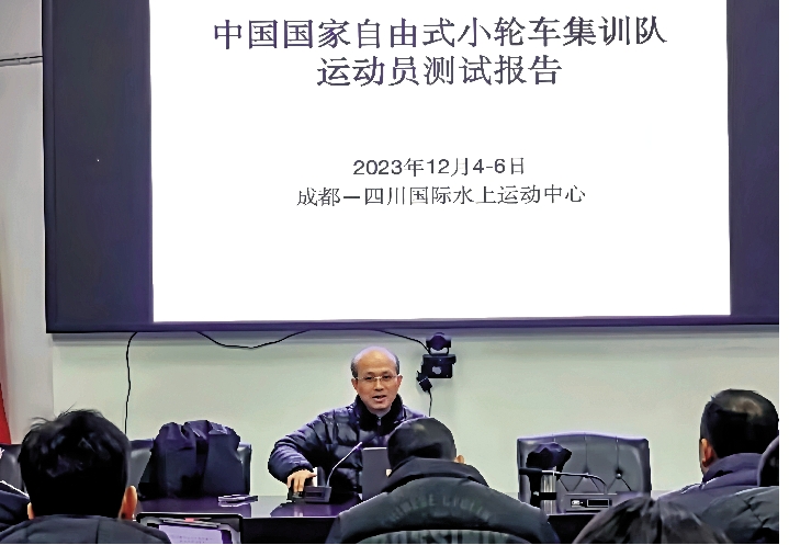 　　圖：鄭曉鴻講解運動員測試報告。\受訪者提供圖片