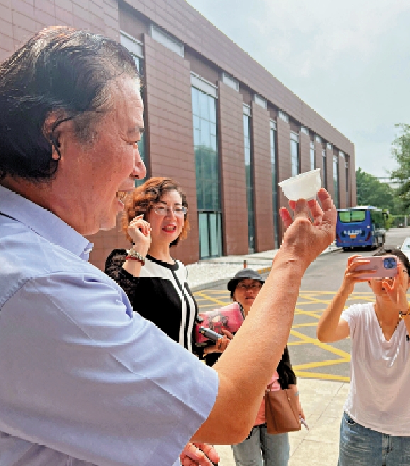　　圖：蘇同強手上的陶瓷杯雖然薄如紙，但卻堅硬如鐵。\大公報實習記者吳天怡攝