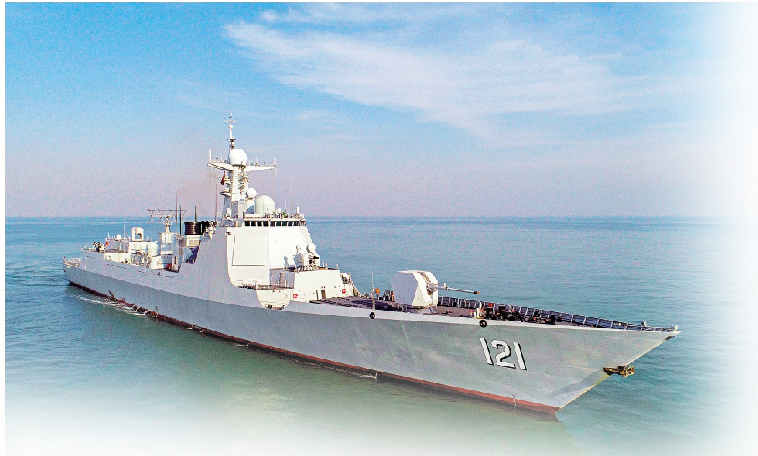 　　圖：海警版052D把052D驅逐艦的130毫米主炮換為76毫米主炮。圖為舷號121的052D驅逐艦齊齊哈爾艦。