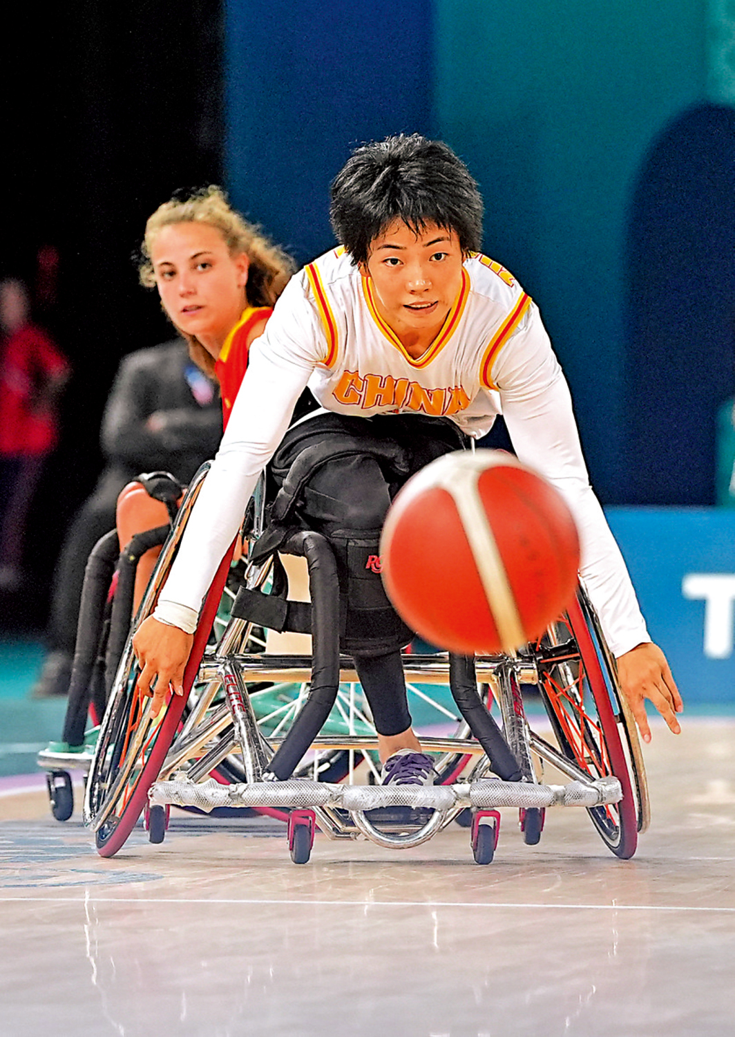 　　圖：國家隊球員張雪梅（前）在比賽中拚搶。\新華社