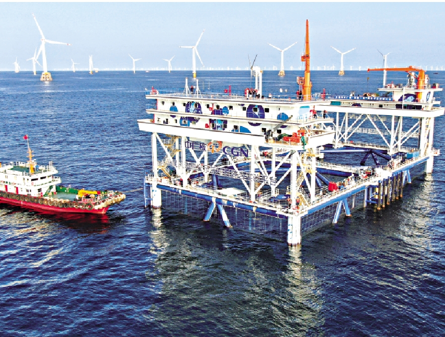 　　圖：4日，「伏羲一號」風漁融合網箱平台投運。\新華社