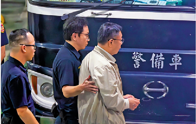 　　圖：台北地方法院5日裁定柯文哲羈押禁見。圖為柯文哲被移送台北看守所。\中通社