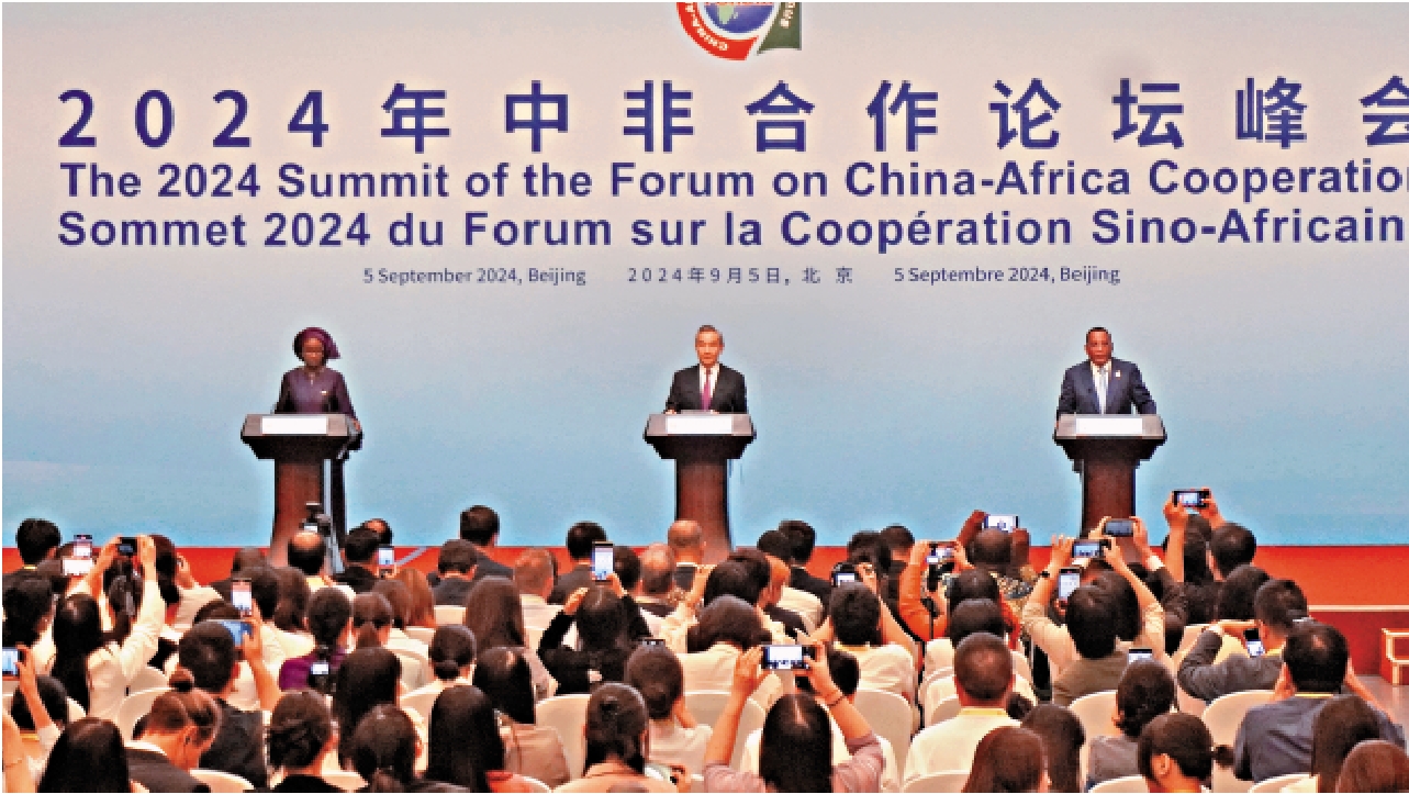 　　圖：9月5日晚，中共中央政治局委員、中央外事工作委員會辦公室主任、外交部長王毅同塞內加爾外長法勒、剛果（布）外長加科索共同會見中外記者，介紹2024年中非合作論壇峰會成果。\大公報記者郭瀚林攝