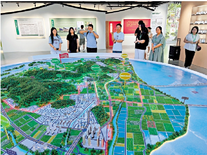 圖:傳媒學子在「菜籃子」新思想教育實踐基地展示中心查看當地農業種植情況。\大公報記者帥誠攝