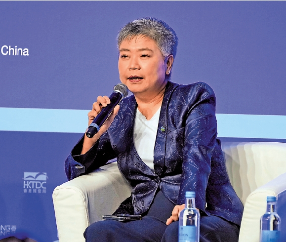 　　圖：許穗華表示，渣打早已實施多元包容的企業文化和人才培育計劃。/大公報記者何嘉駿攝