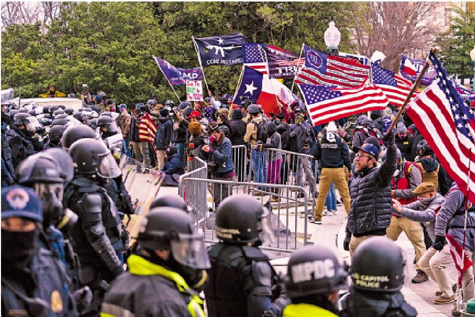 　　圖：2021年1月6日，特朗普支持者強行衝入國會大廈。/美聯社