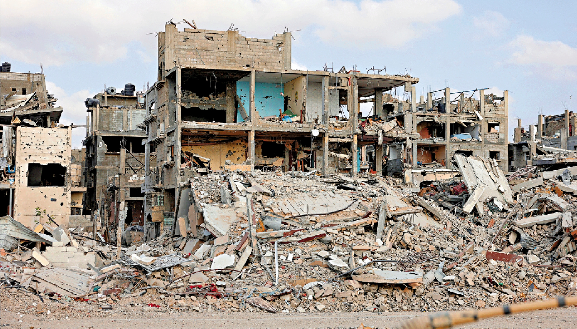 　　圖：以軍襲擊加沙地帶，當地住宅變廢墟。\路透社