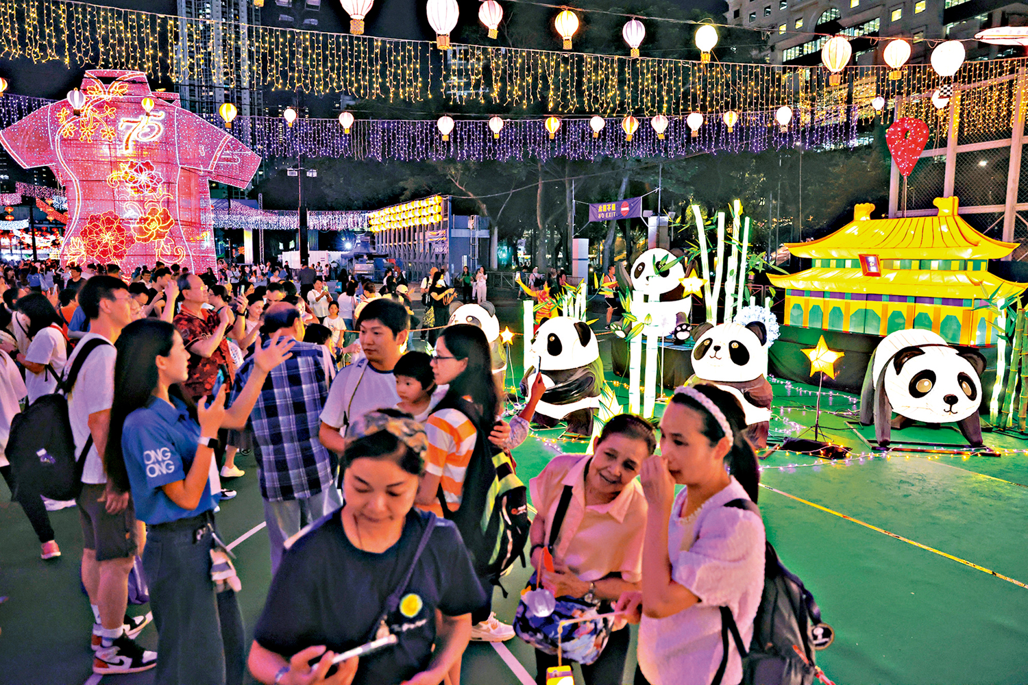 　　圖：在維園展出的熊貓主題綵燈，成為眾人打卡目標。