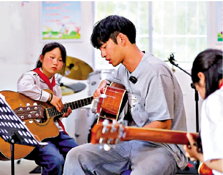 　　圖：學生們認真跟隨莊濟宇（中）在琴房練習結他。