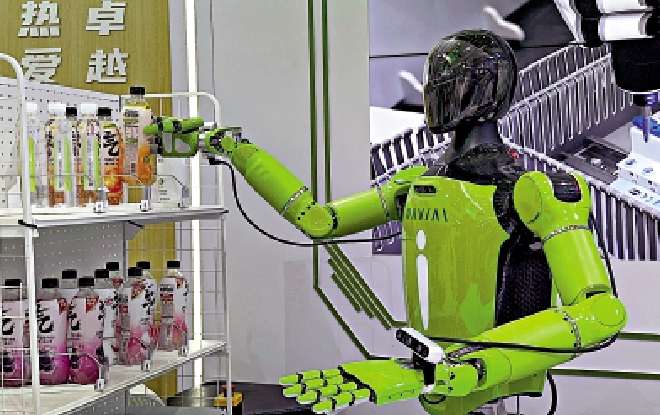 　　圖：人形機器人能根據語音指令，精準拿取對應飲料。/大公報記者連慜鈺攝