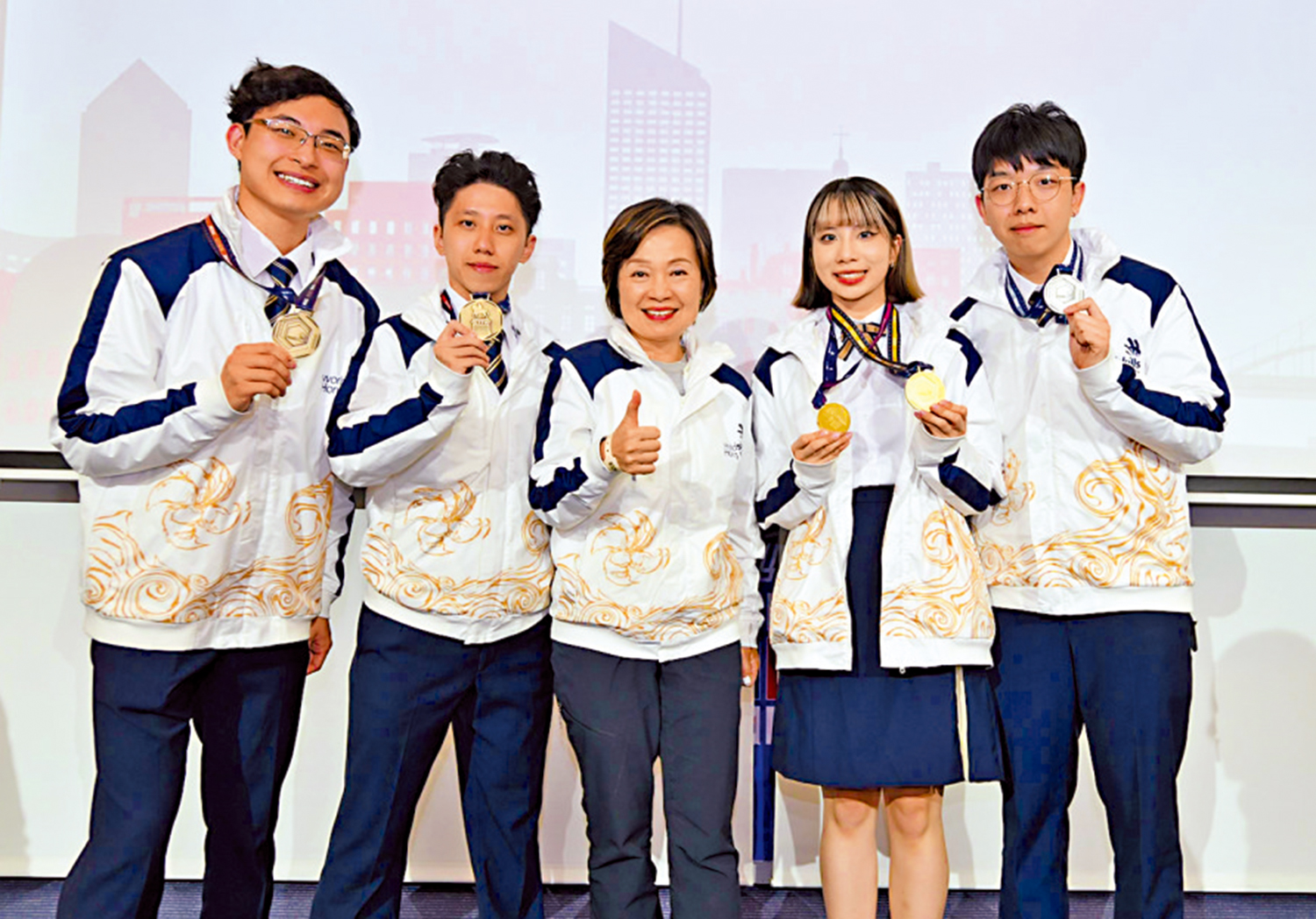 　　圖：香港教育局局長蔡若蓮在里昂與參賽的中國香港代表團得獎者合影。