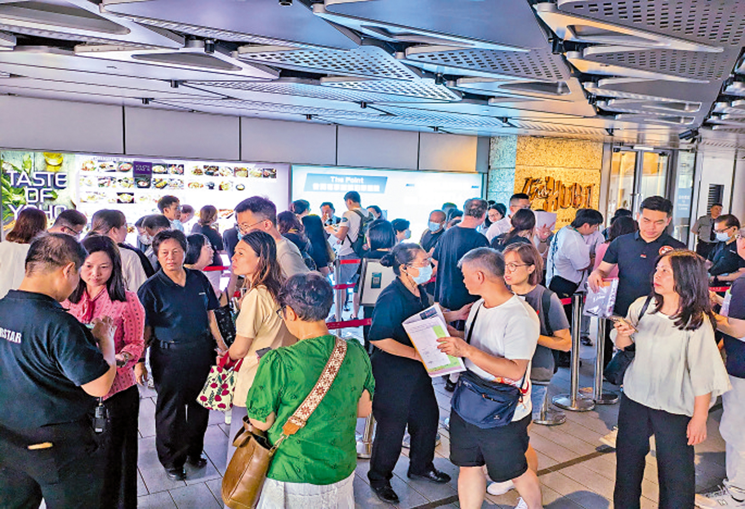 　　圖：The YOHO Hub Ⅱ第6座昨日開放現樓，現場人頭湧湧。