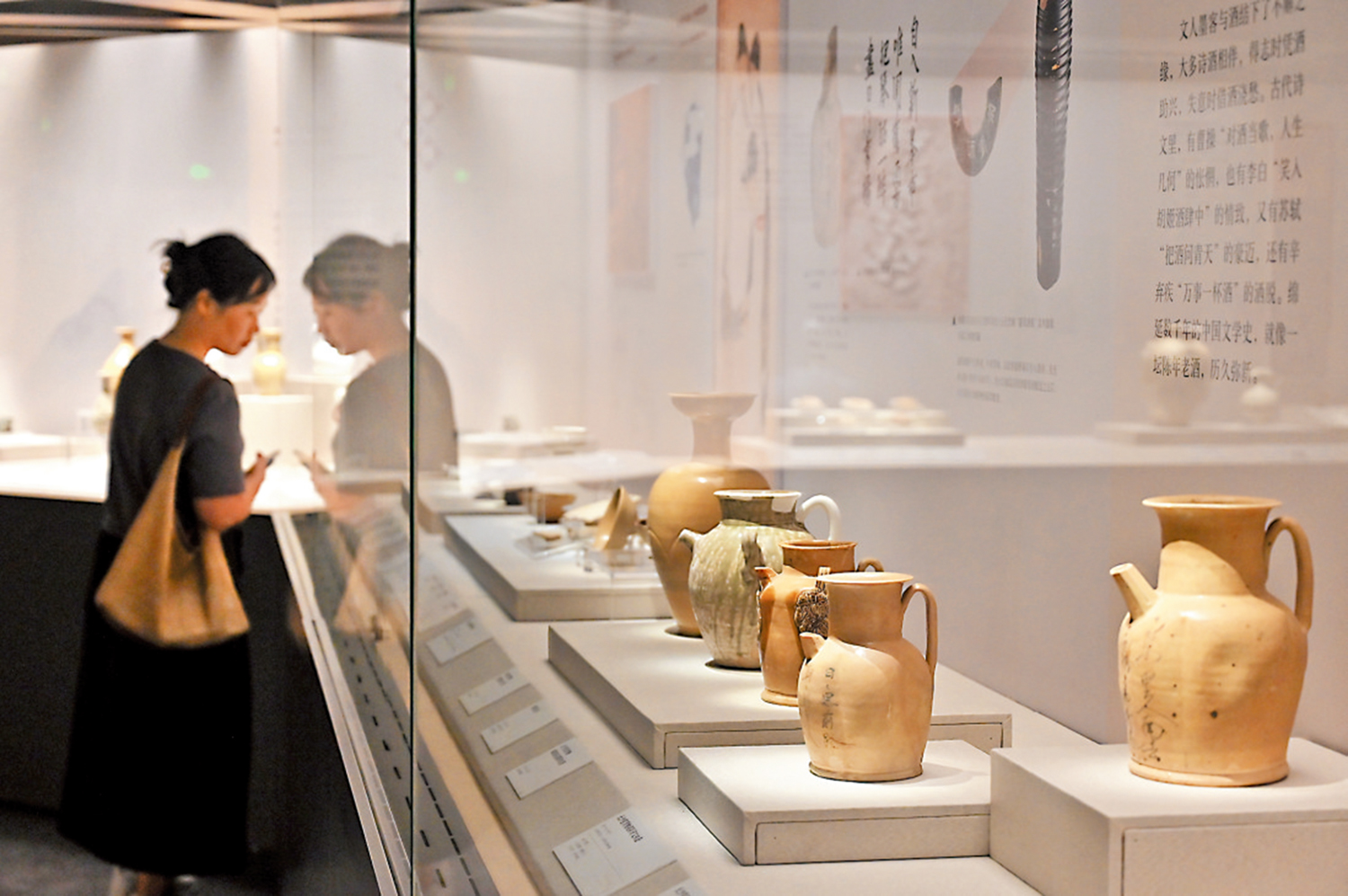 　　圖：「酒香飄四海──宋代廣州公使酒庫與中國酒文化」展覽正在廣州市南越王博物院王墓展區舉行。本次展覽共展出三百零六件（套）展品，以考古出土的釀酒、貯酒、分酒和飲酒器具等文物展品為主。\中新社