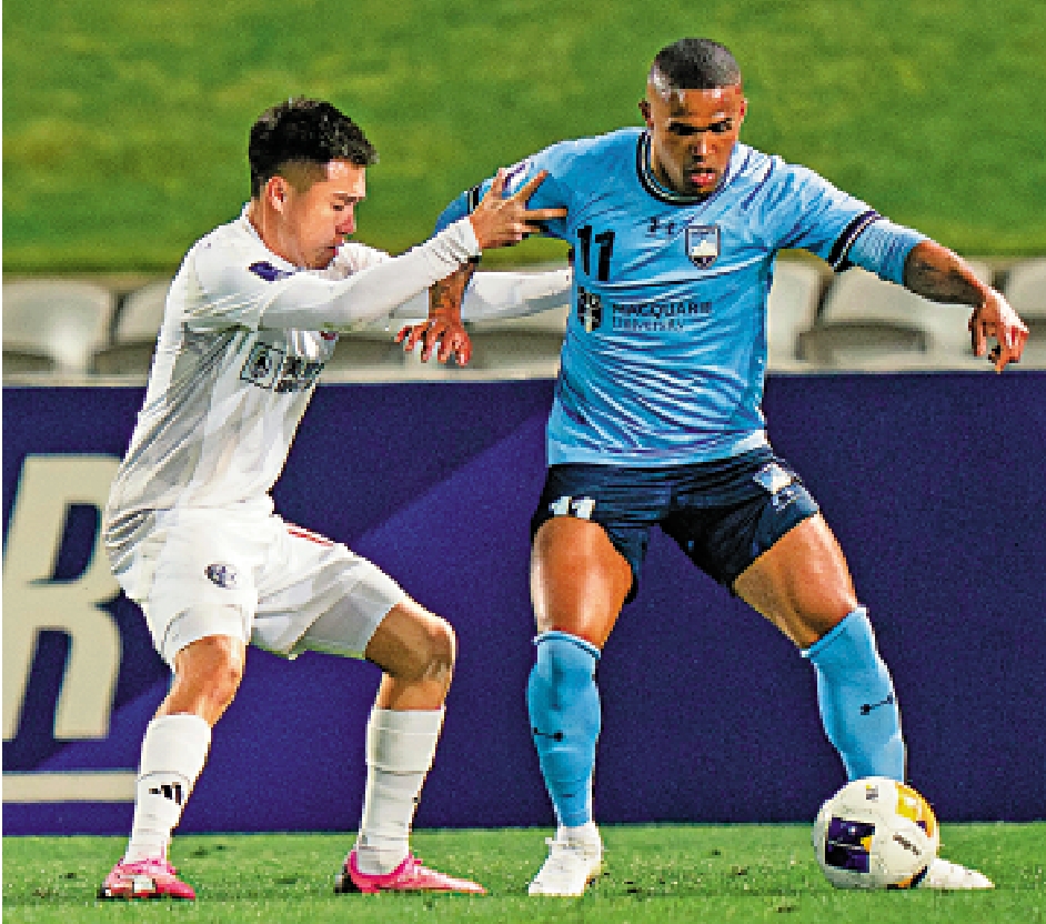 　　圖：東方球員余在言（左）力拒FC悉尼的杜格拉斯哥斯達來犯。