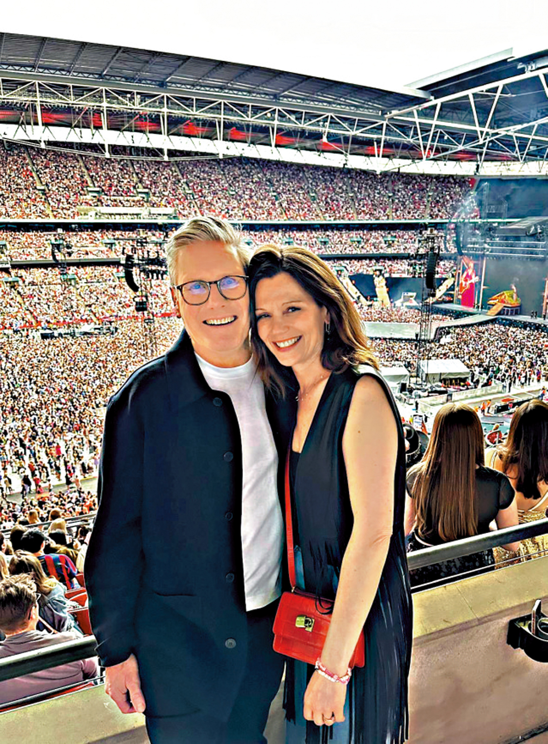 　　圖：斯塔默和妻子維多利亞在Taylor Swift演唱會現場合影。\網絡圖片