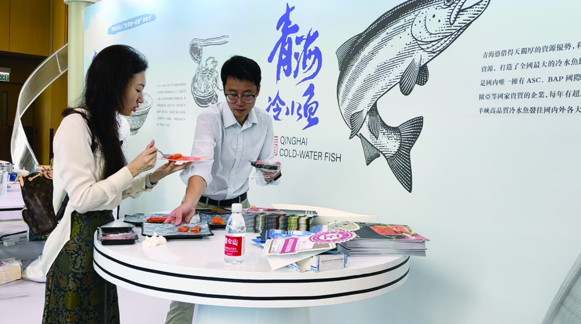 　　圖：龍洋知鮮（青海）股份有限公司在活動現場舉辦三文魚品鑒活動。