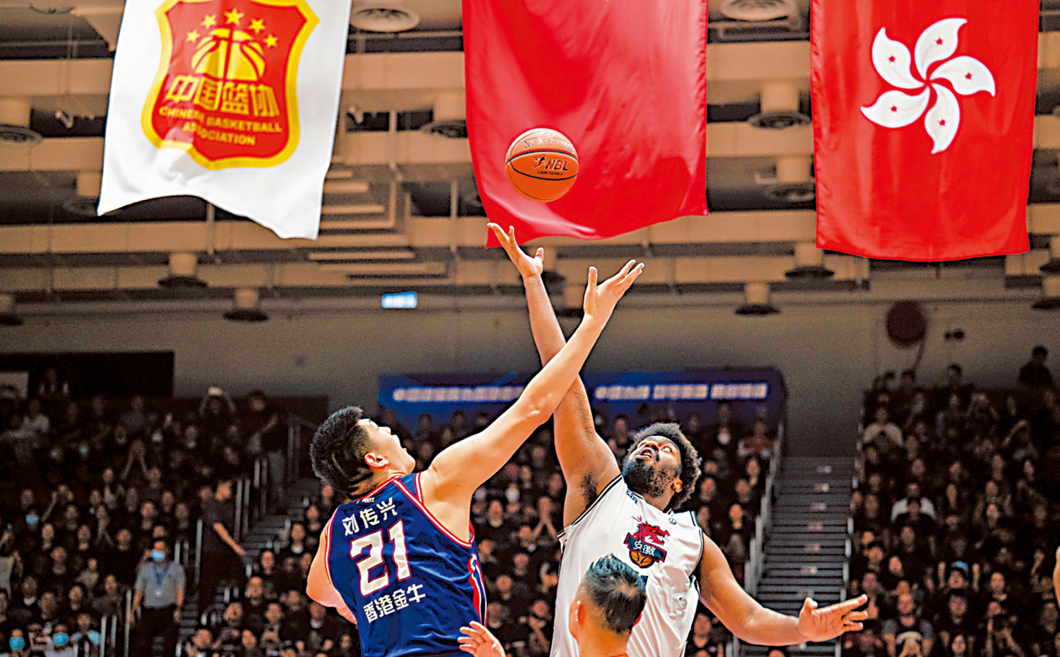 　　圖：金牛（藍衫）總決賽第4場以94：83擊敗安徽文一，總場數已領先至3：1。