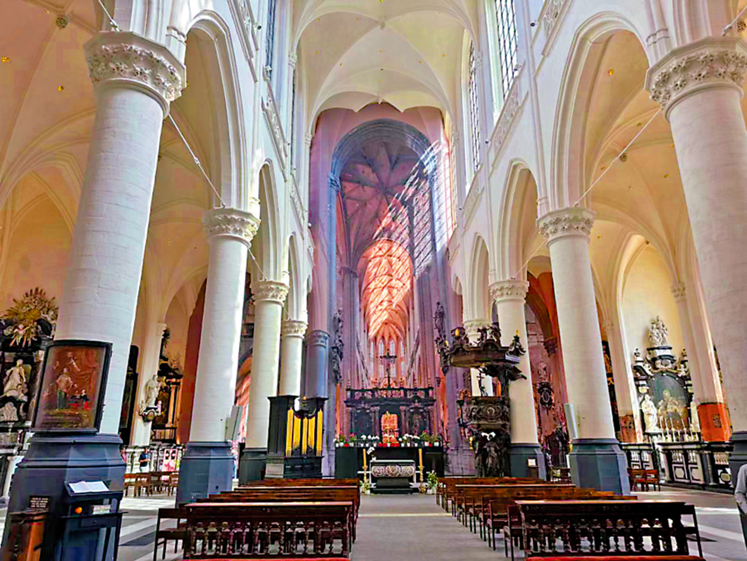 　　圖：聖雅各布教堂內景。\作者供圖