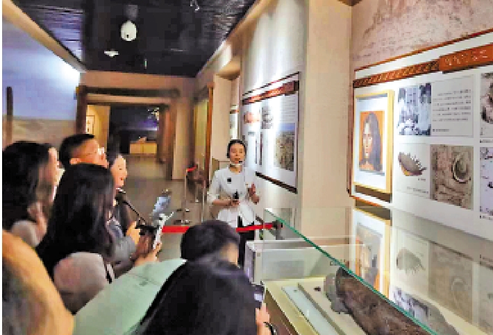 　　圖：港澳台和東南亞華文媒體採訪團參觀新疆維吾爾自治區博物館。\大公報記者應江洪攝