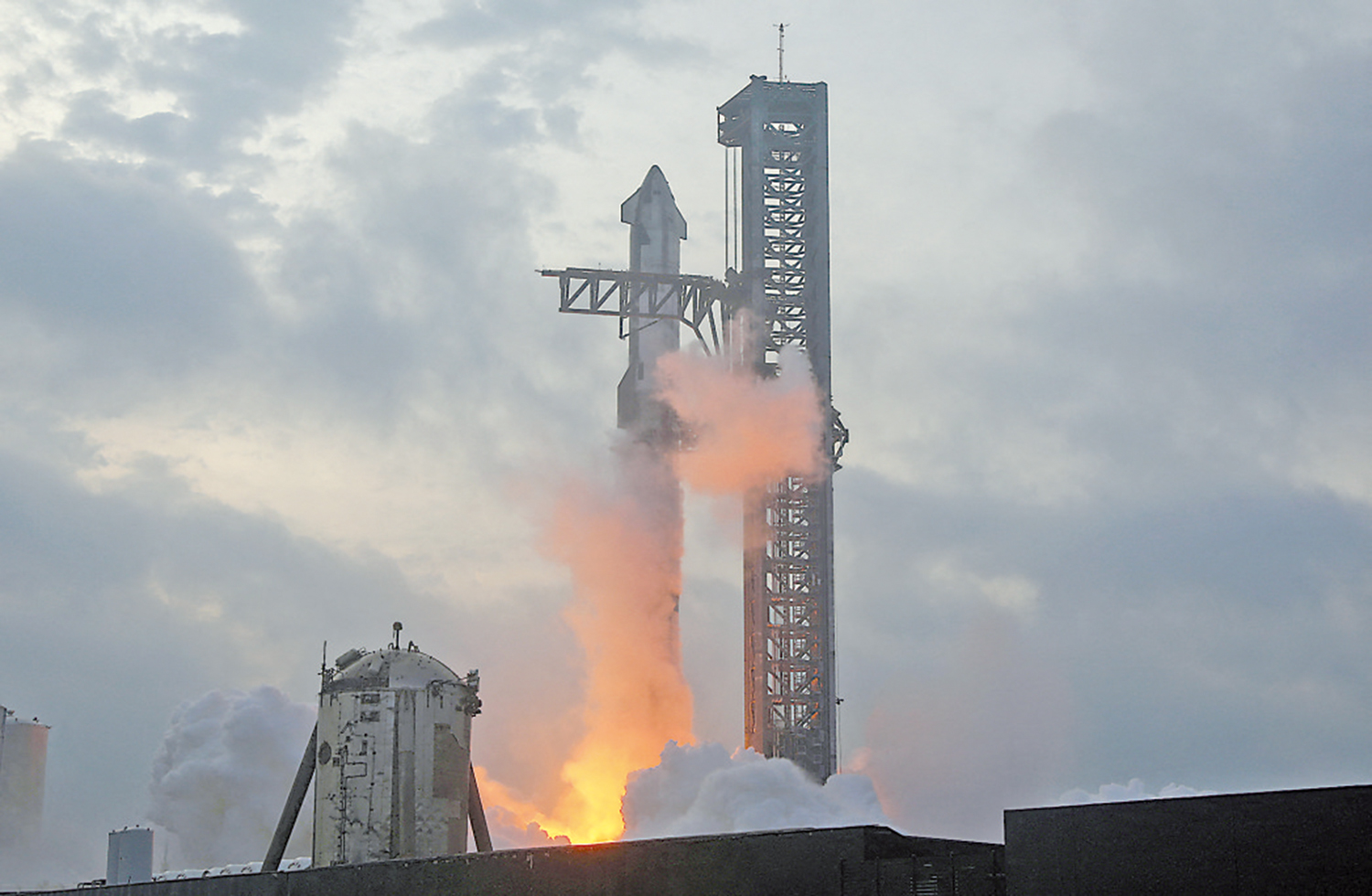 　　圖：SpaceX重型運載火箭「星艦」進行發射。\路透社