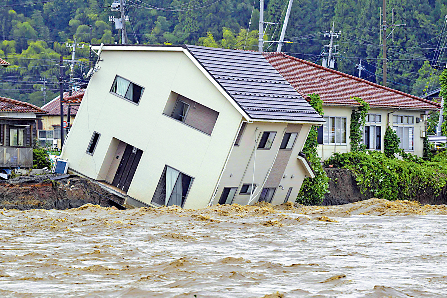 　　圖：能登地區連降暴雨引發洪災，有房屋因地面下陷開始傾斜。\美聯社