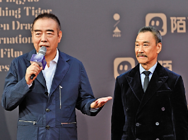 　　圖：陳凱歌（左）與王學圻展開題為「厚土與詩意」的對話。\中新社