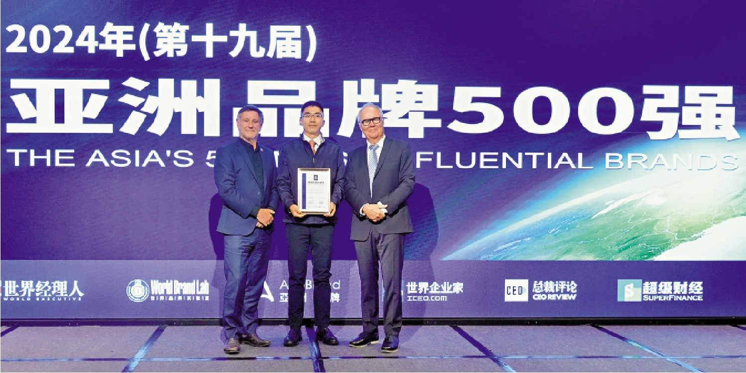 　　圖：大公報副總編輯鄭旭榮（中）代表領獎。\大公報記者麥潤田攝