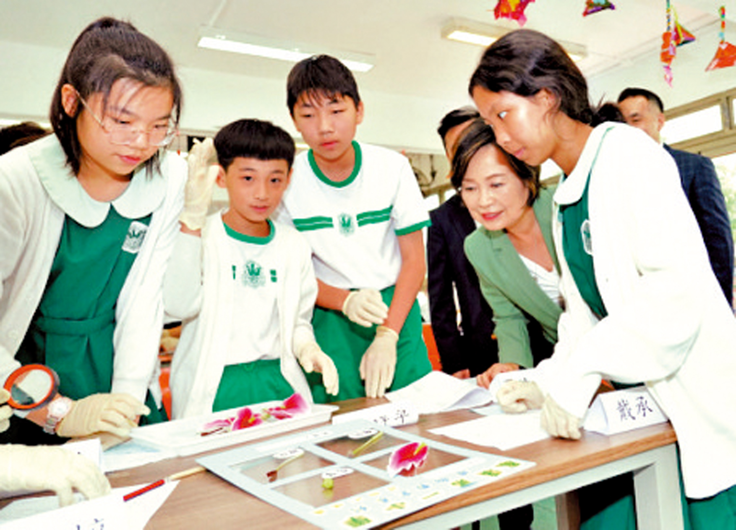 　　圖：蔡若蓮到訪試行科學科和人文科的小學，在科學課堂與學生互動。