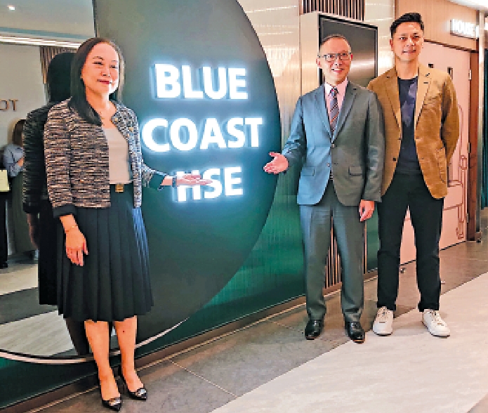 　　圖：郭子威（中）稱，Blue Coast業主在基座商場英皇戲院睇戲可享七折優惠。圖左為楊桂玲。